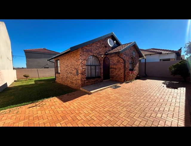 3 BEDROOM HOUSE FOR SALE IN PROTEA NORTH